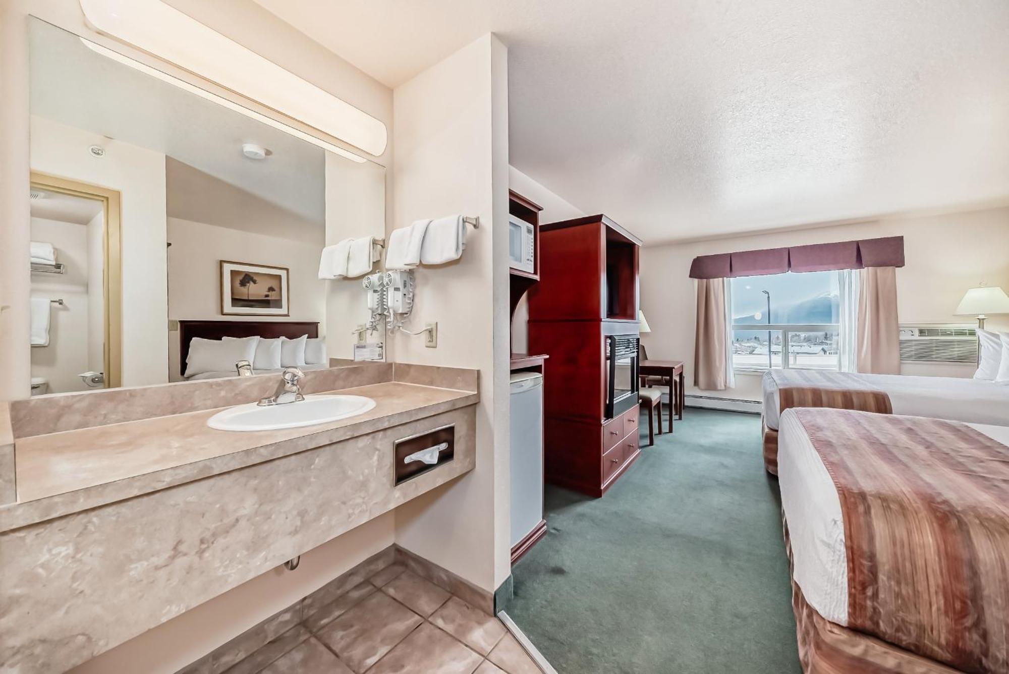 Grande Cache Inn & Suites Exterior photo